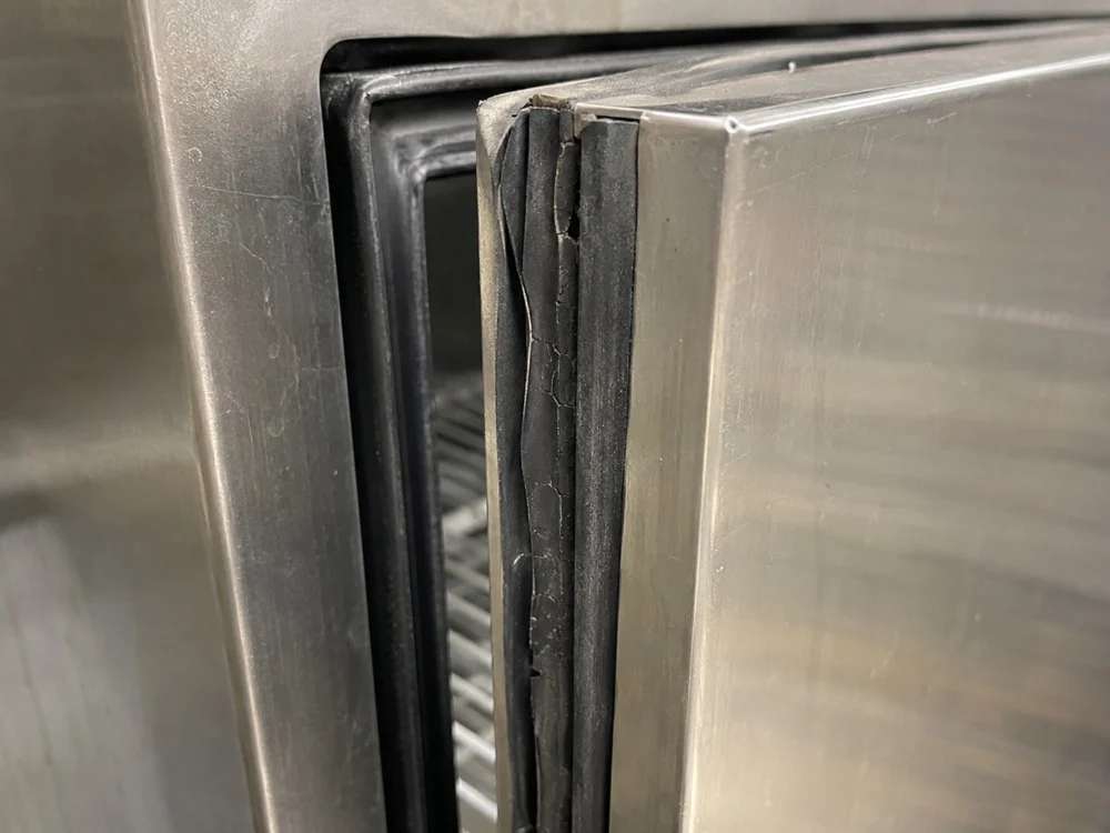 Gasket pintu peti sejuk komersial yang retak dan longgar